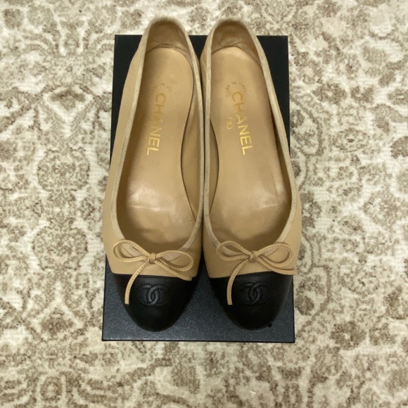 CHANEL Shoes - EUC Chanel Leather Ballet Flats